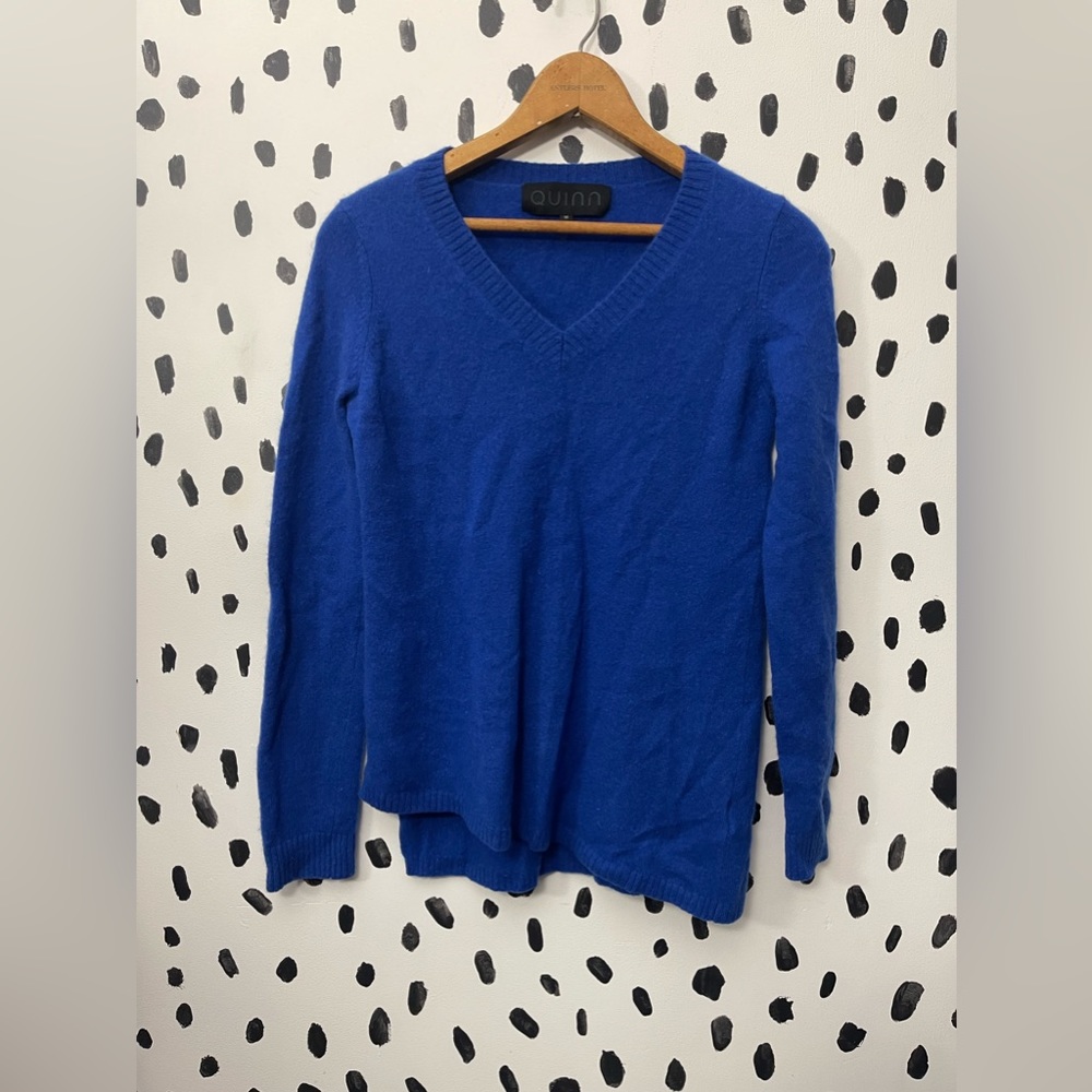 Quinn cashmere blue v neck asymmetrical hem sweater